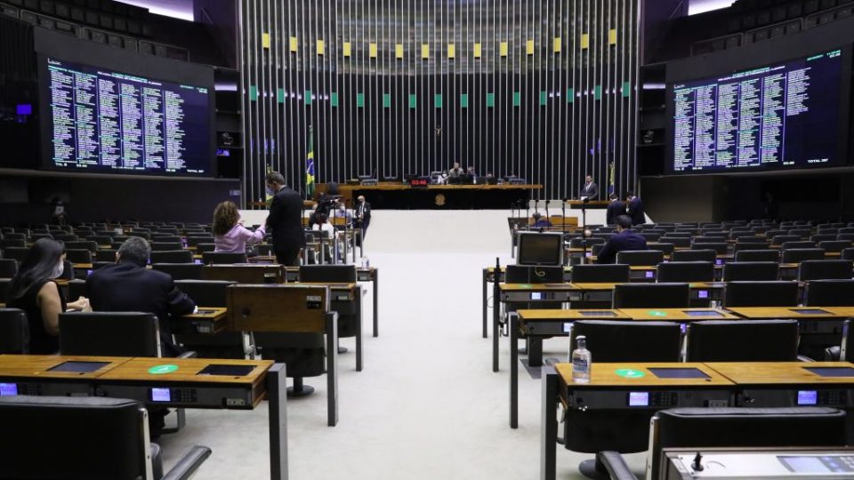 PEC dos precatórios emperra na Câmara. TSE avança contra as fake news. Novidade nos serviços bancários Sessão da Câmara dos Deputados não teve quórum para votar PEC dos precatórios.
