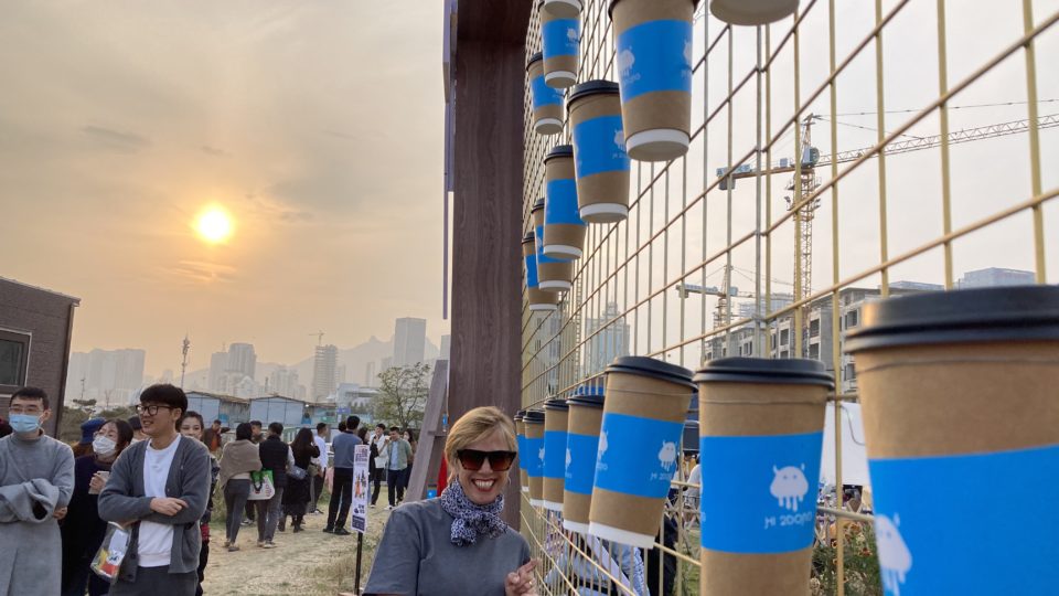 A praia, festeira, trouxe para as areias de Qingdao, o Festival do Café O café, por si só, aproxima apaixonados, curiosos, atrai click, mesmo no país do chá.