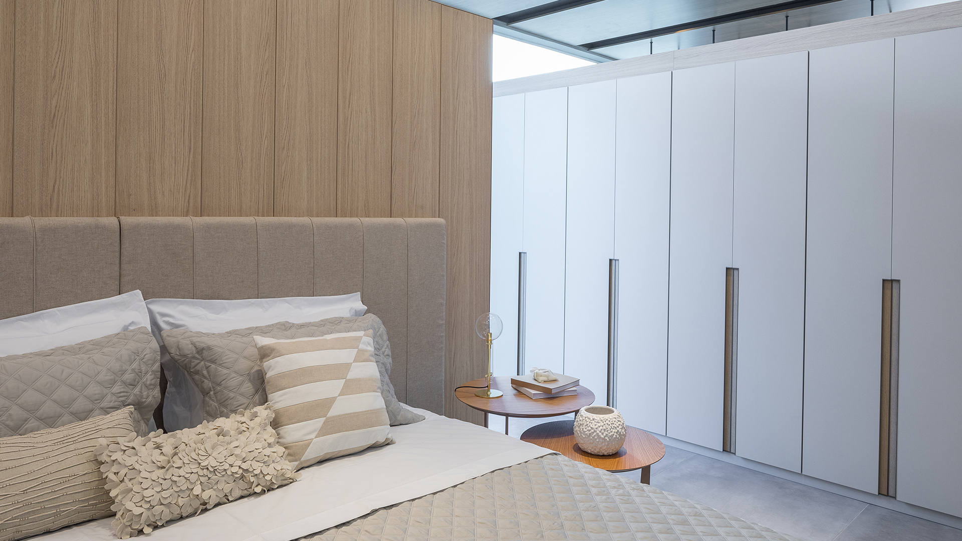 Revestimento feitos com painéis melamínicos destacam a parede revestida, além de contribuírem para tornar o ambiente mais acolhedor