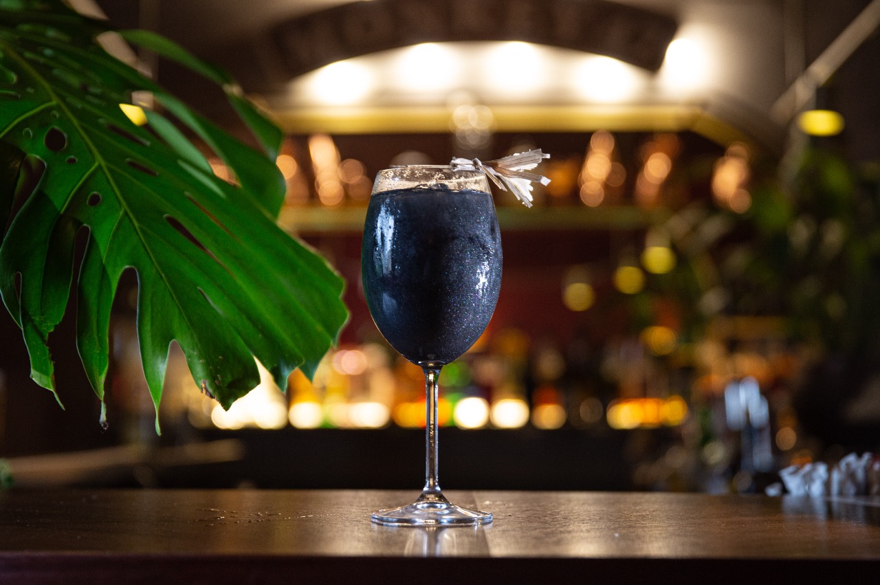 O Cuca Collins leva carvão ativado.