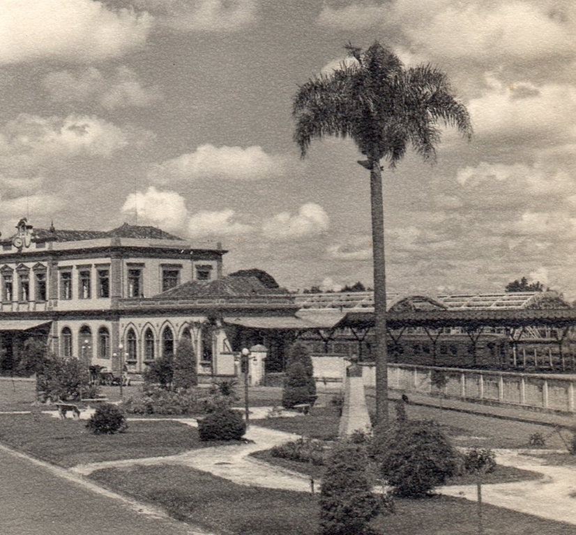 Vista da praça da estação em Ponta Grossa, anos 1960. Vista da praça da estação em Ponta Grossa, anos 1960.