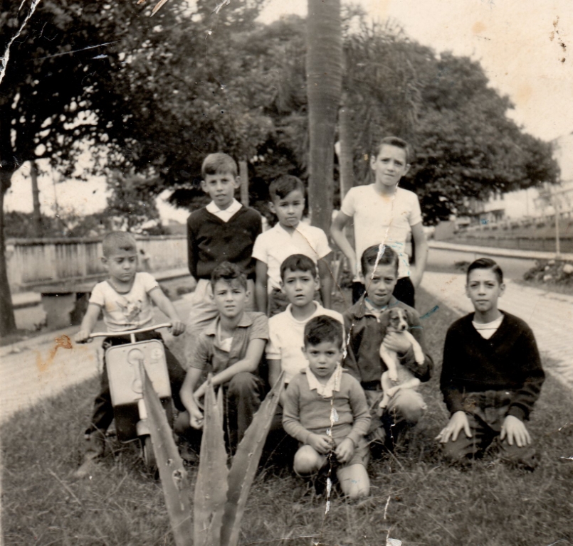Alguns da turma da estação, 1960. Eu, com o cachorrinho Quimo. Alguns da turma da estação, 1960. Eu, com o cachorrinho Quimo.