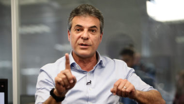 Protagonista nas últimas eleições, PSDB chega às urnas encolhido e isolado neste ano Votação de Beto Richa para deputado federal é a grande aposta do PSDB do Paraná
