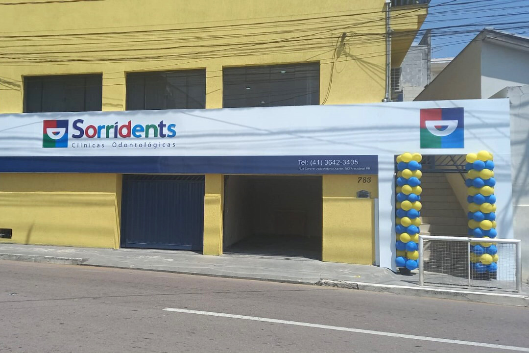 Fachada de uma clínica da Sorridents na região de Curitiba
