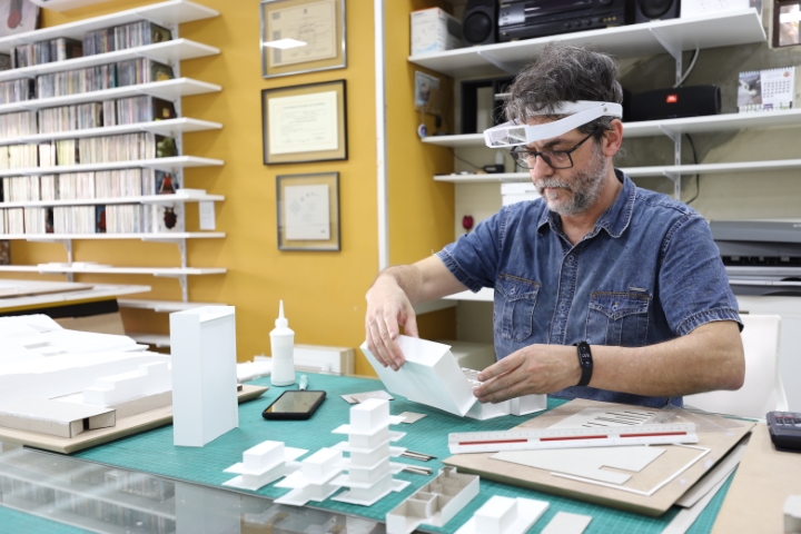 Arquitetura de papel: as maquetes e a arte de se construir com folhas e cola branca Carlos Alberto Silva trabalha há 27 anos como maquetista.