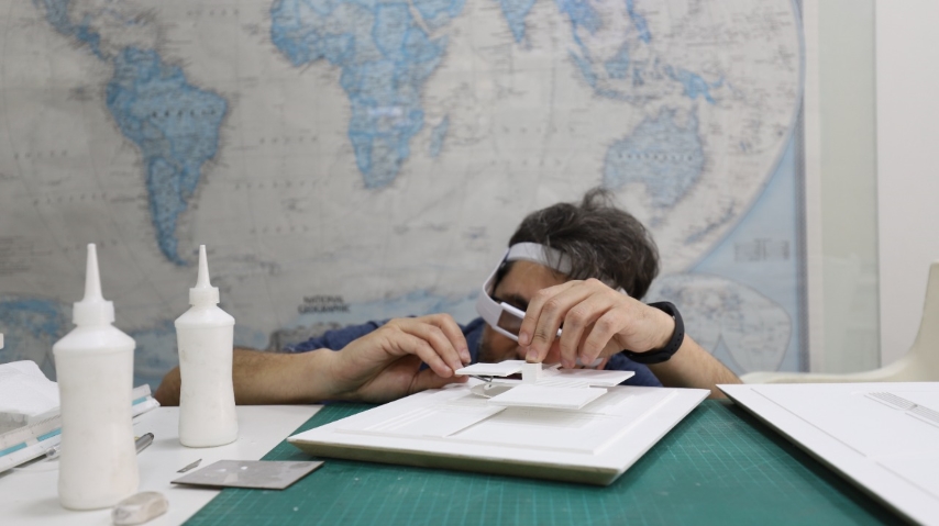 Com precisão de corte, as maquetes são feitas à mão. Com precisão de corte, as maquetes são feitas à mão.