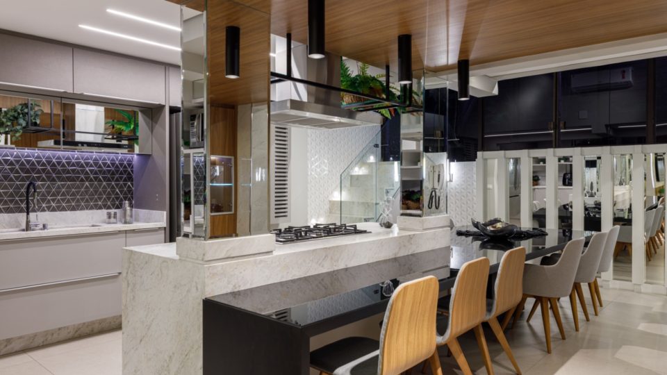 6 cozinhas e espaços gourmet que unem estilo e funcionalidade O foco deste projeto assinado pelo escritório Ana Crivellaro Arquitetura foi a integração entre espaço gourmet e área social.