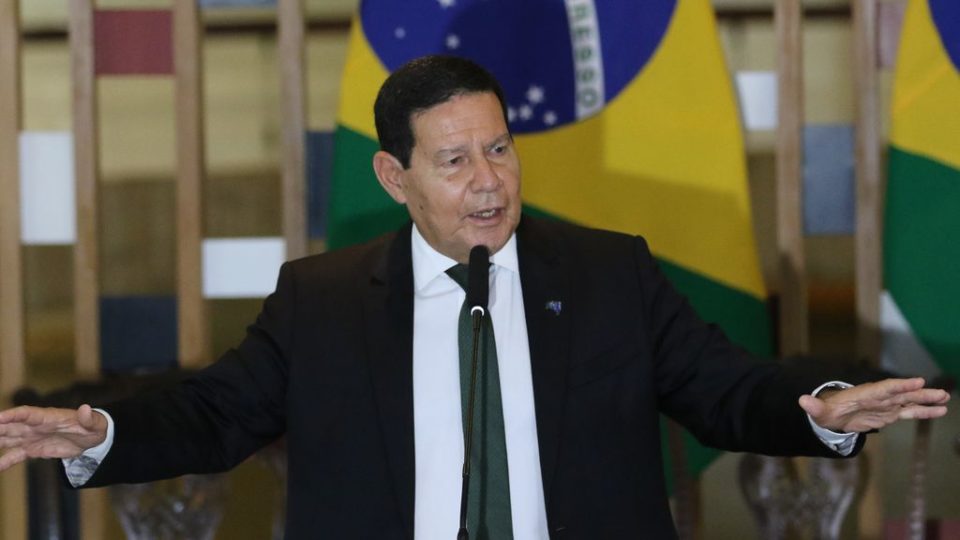 Mourão aparece em 2º lugar em pesquisa para governo do Rio: “Manter os pezinhos no chão” O vice-presidente da República, Hamilton Mourão.