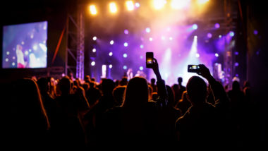 Redução dos casos de Covid-19 faz Paraná aumentar capacidade máxima em eventos O novo decreto permite a realização de eventos em espaços abertos com capacidade máxima de lotação de 80% do previsto para o local.