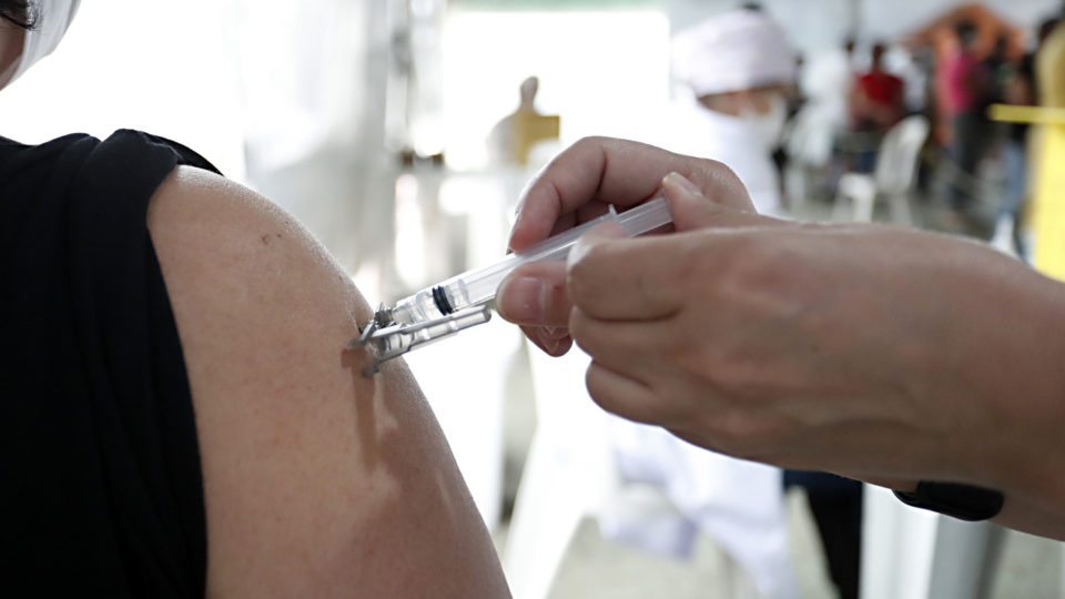 Curitiba vacina com dose de reforço idosos com 68 anos ou mais na próxima quarta-feira Idosos com 68 anos completos ou mais que tomaram a segunda dose até 3 de maio poderão receber a dose de reforço na próxima quarta-feira (3).
