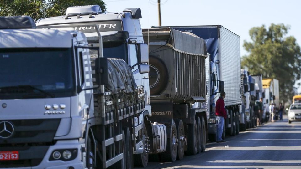 A distorção no transporte de carga vai se perpetuando Caminhoneiros fazem protesto contra a alta no preço dos combustíveis na BR-040, próximo a Brasília.