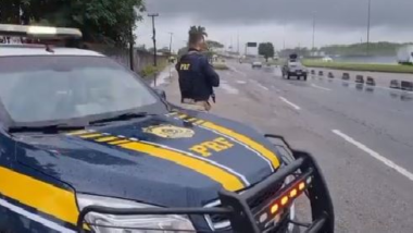 Greve dos caminhoneiros segue sem bloqueios; STF nega pedido para fechar rodovias Policial rodoviário federal acompanha movimento na BR-040, no Rio de Janeiro, no primeiro dia de greve dos caminhoneiros