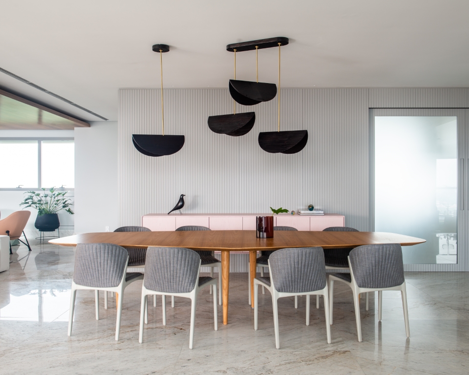 Na sala de jantar, o destaque é a luminária pendente Bamboula, desenhada por Noemi Saga, e o buffet rosa do estudiobola. Na sala de jantar, o destaque é a luminária pendente Bamboula, desenhada por Noemi Saga, e o buffet rosa do estudiobola.