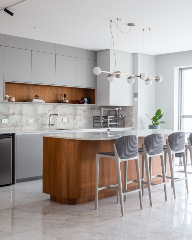 Ilha do espaço gourmet tem acabamento de freijó com bancada em mármore. Sobre ela está o pendente Jabuticaba, de Ana Neute. Ilha do espaço gourmet tem acabamento de freijó com bancada em mármore. Sobre ela está o pendente Jabuticaba, de Ana Neute.