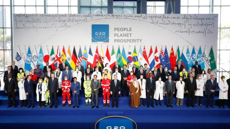 Isolamento e vexame do Brasil no G-20 O que pode ser discutido é se Bolsonaro foi isolado pelos outros, ou se isolou por si. A resposta, infelizmente, é que provavelmente ambas as coisas ocorreram, levando o Brasil junto consigo.