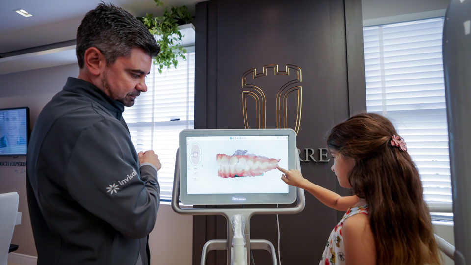 Os alinhadores Invisalign® First são mais confortáveis e fáceis de colocar e tirar