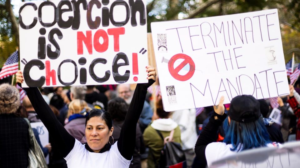 Exigência de vacinas ou testes para trabalhadores nos EUA começa após ano novo Manifestantes protestam contra exigência de vacinação contra Covid-19 a funcionários públicos da cidade de Nova York, 3 de novembro