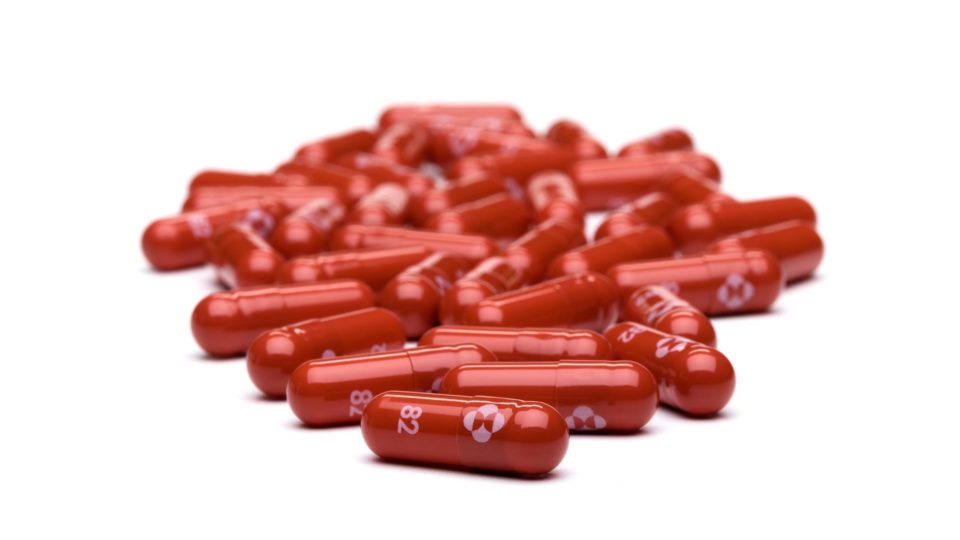 Reino Unido aprova pílula antiviral contra Covid-19 O Reino Unido concedeu autorização emergencial para o uso do antiviral molnupiravir contra a Covid-19