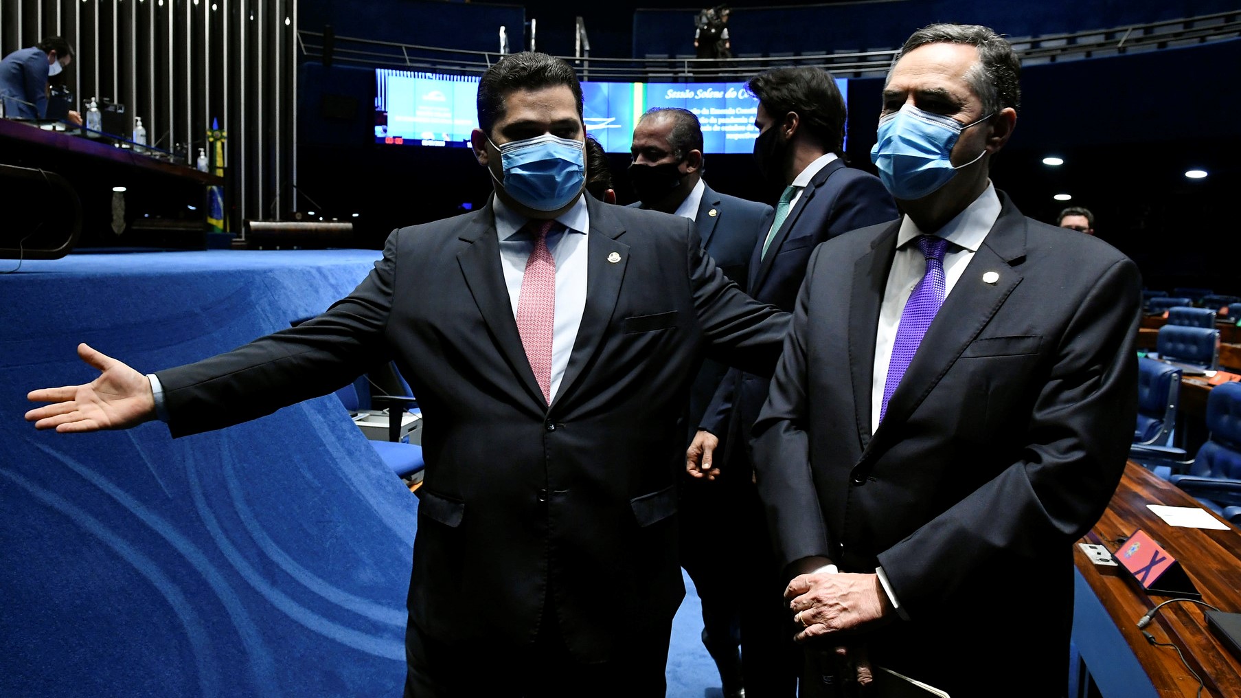 Alcolumbre ao lado de Luís Roberto Barroso no plenário do Senado.