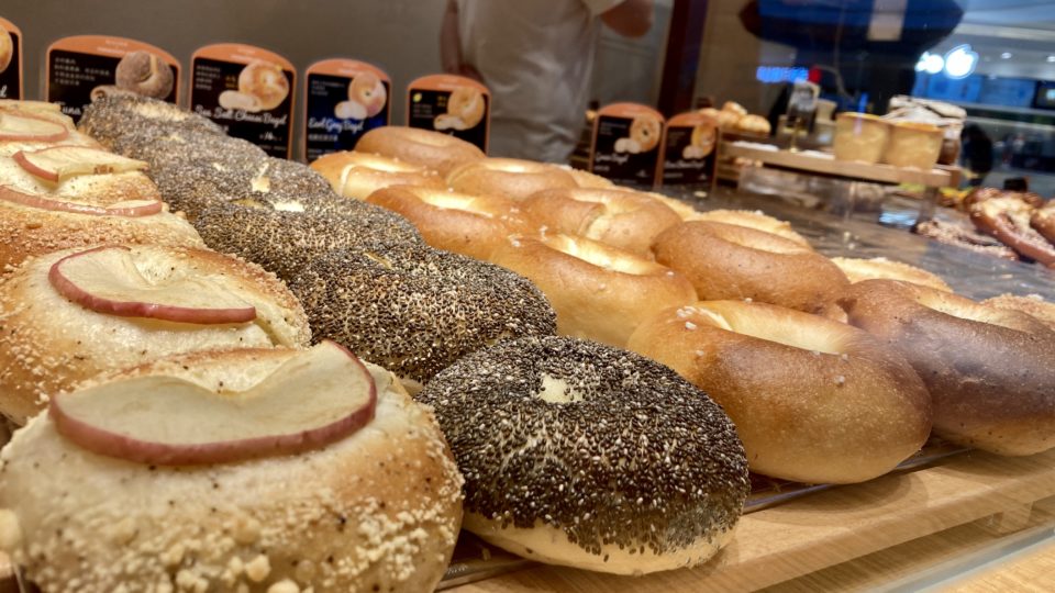 Desbravando mundos, você chega à fantástica terra dos bagels Richer Backery&Cafe te convida a entrar, a desbravar nada mais nada menos, que a Terra dos Bagels.
