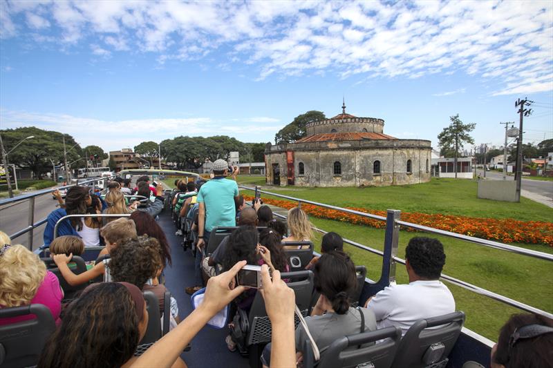 Curitiba retoma turismo de lazer, mas o de negócios e eventos segue estagnado Linha especial de ônibus para turismo em Curitiba ficou fechada no primeiro semestre de 2021, por causa da pandemia