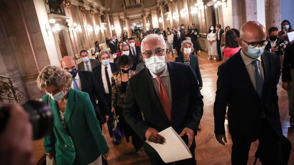 Implosão pelo orçamento e nova eleição em Portugal O primeiro-ministro de Portugal, António Costa, ao lado do ministro de Estado e Finança, João Leão, após o Parlamento ter rejeitado a proposta de orçamento para 2022, em Lisboa, Portugal, 27 de outubro