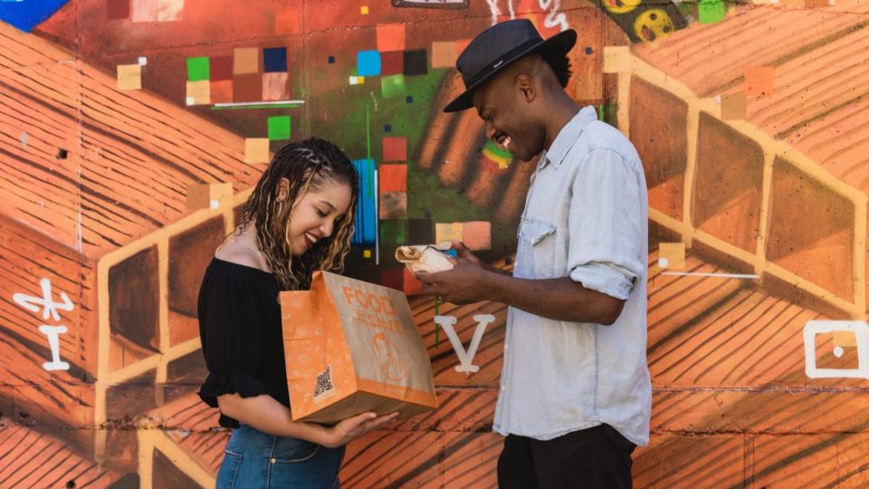 Ação ajuda restaurantes e empórios a venderem alimentos excedentes de produção Food to Save