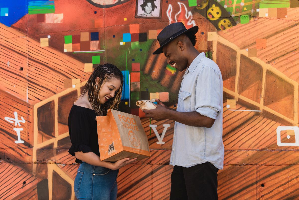 As &#8220;sacolas surpresas&#8221; da Food to Save são compostas por alimentos variados salgados, doces ou in natura, dependendo da disponibilidade do dia.