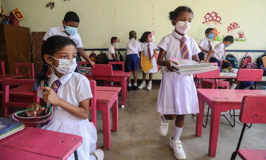 Fechamento de escolas não contribuiu para conter a pandemia, diz estudo Estudantes voltam às aulas em escola da periferia de Colombo, capital do Sri Lanka, no dia 25/10/2021