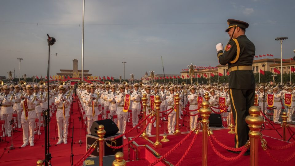 Com nova lei, China prende quem questiona feitos e personagens considerados heroicos Orquestra militar da China ensaia na Praça da Paz Celestial, em Pequim