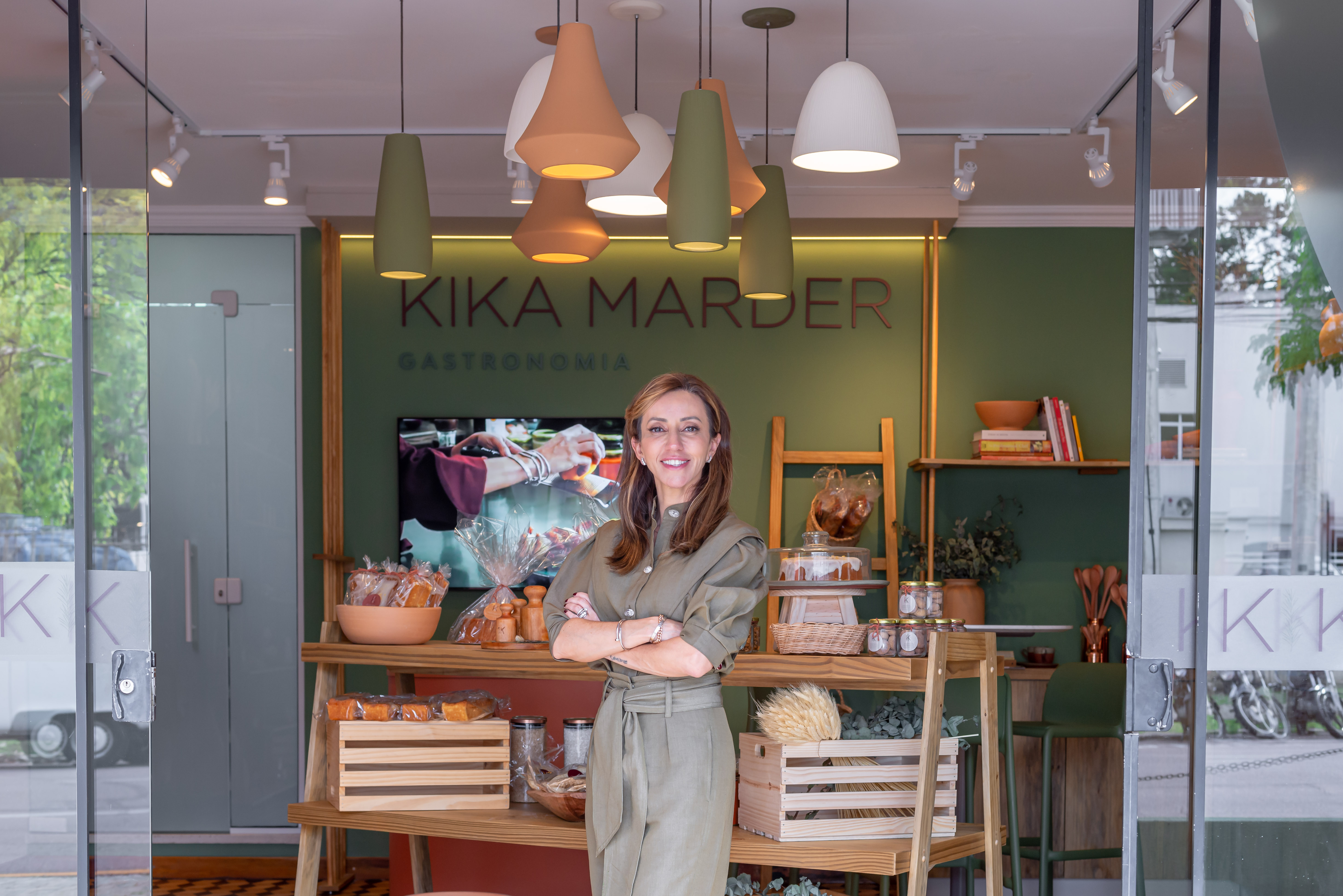 O empório Kika Marder Gastronomia marca a volta da chef ao atendimento presencial.