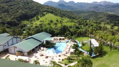 Imagem aérea que mostra as piscinas e algumas construções do Capivari Ecoresort