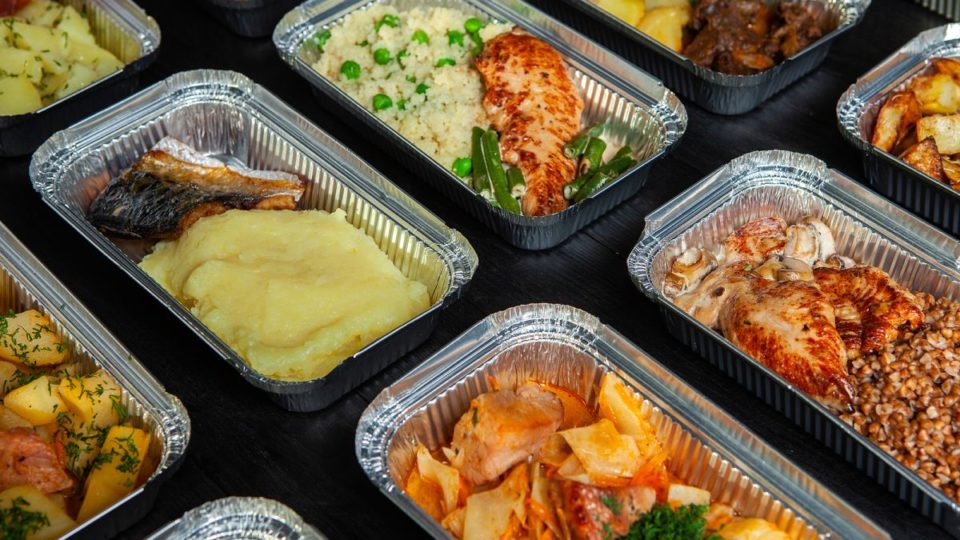 Brasileiros pretendem levar comida de casa na volta ao trabalho presencial Comida trabalho presencial
