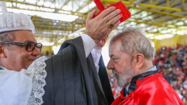 Como o título de “doutor honoris causa” tem sido usado para palanque político e ideológico Lula recebe título de doutor honoris causa pela Universidade Estadual do Alagoas (Uneal). Além da Uneal, outras 35 universidades já concederam o mesmo título a Lula.