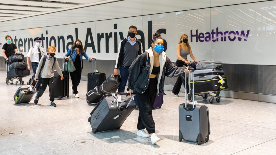 Reino Unido dispensa quarentena para vacinados com Coronavac Passageiros na área de desembarque internacional no Aeroporto de Heathrow, o mais movimentado do Reino Unido
