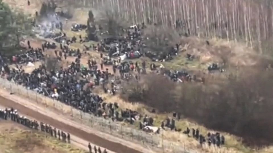 EUA exigem que ditador de Belarus pare de fazer uso político de migrantes Imagens divulgadas pelo governo polonês mostram migrantes na fronteira entre Polônia e Belarus