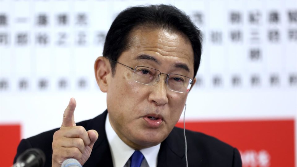 O que esperar do novo governo japonês? O primeiro-ministro japonês Kishida Fumio fala à imprensa após as eleições gerais no Japão, 31 de outubro