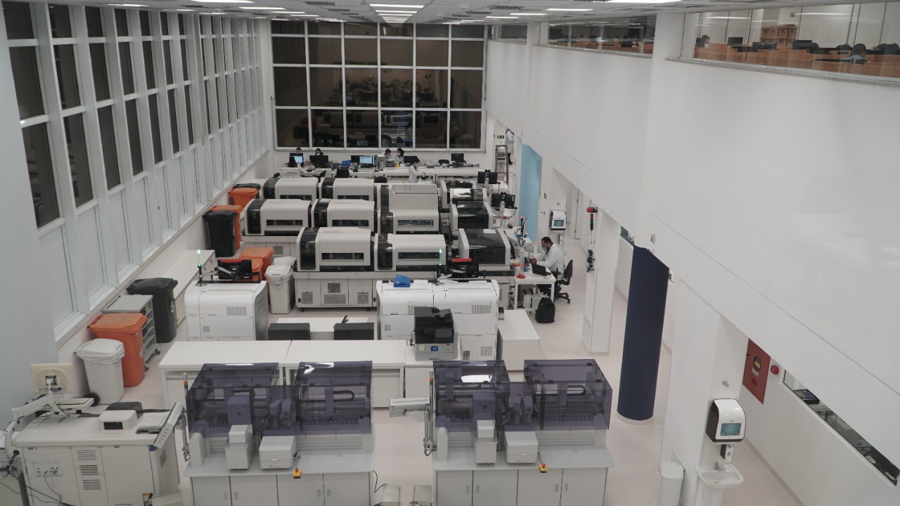 Imagem aérea interna do centro laboratorial da Dasa em São José dos Pinhais, com máquinas para realização de exames.