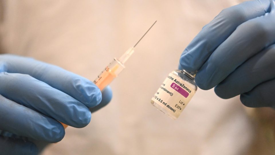 Inglaterra impõe vacinação obrigatória contra Covid-19 para profissionais de saúde pública Profissional de saúde prepara vacina em centro de vacinação do NHS em Londres