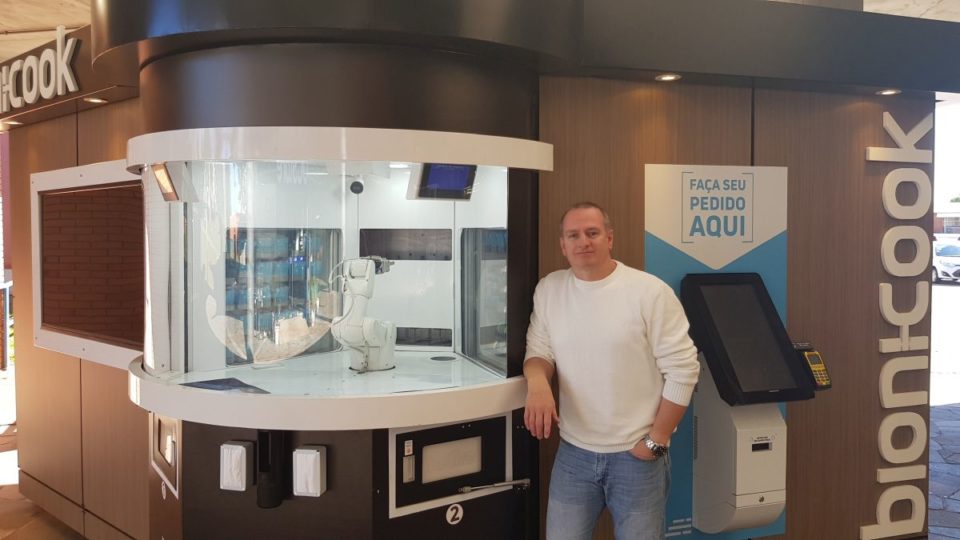 Primeiro fast food brasileiro operado por robô começa a expandir com franquias Robo fast food