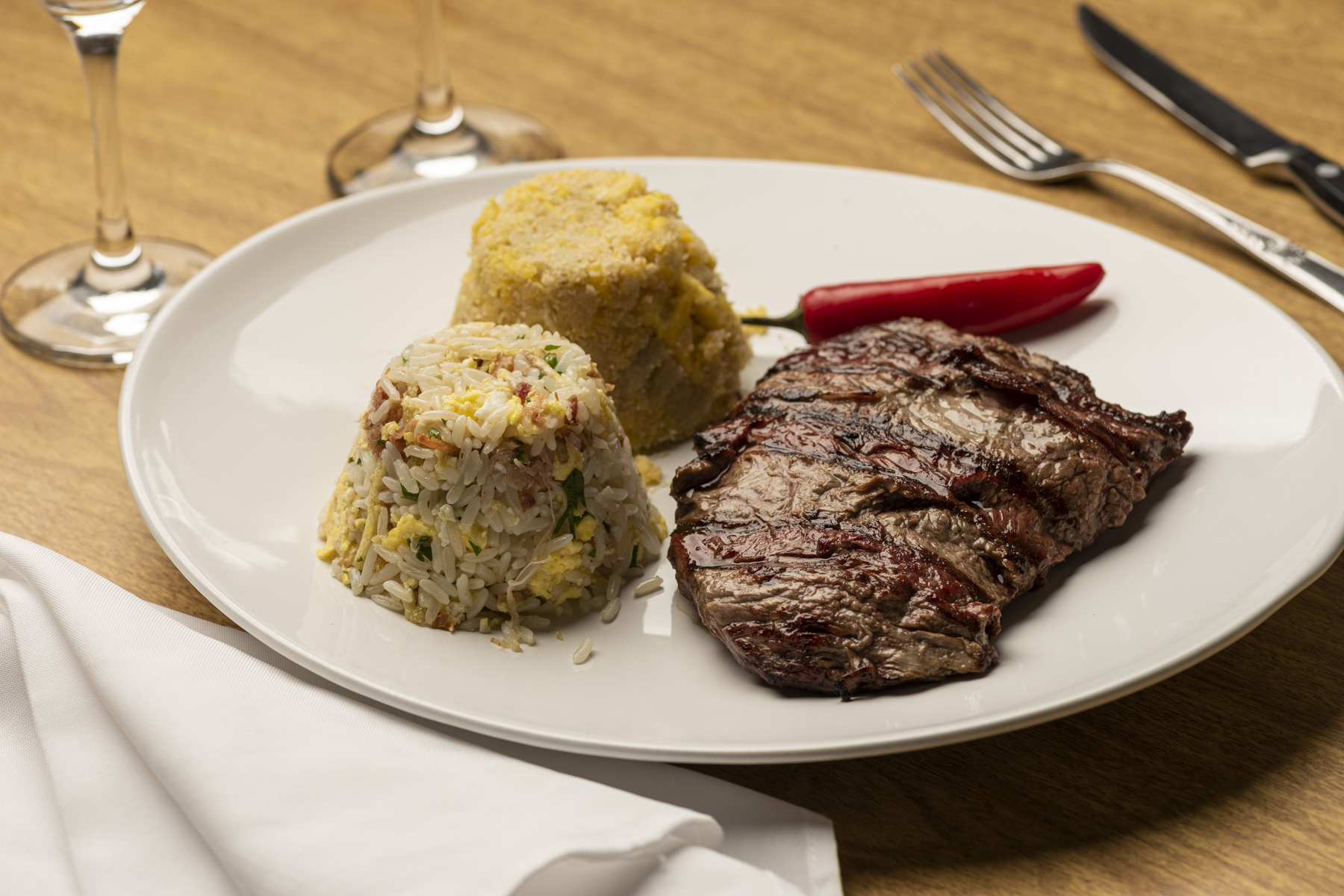 A clássica fraldinha com arroz biro-biro (batata palha, linguiça e ovos) e farofa com farinha de mandioca, ovos, azeitonas e cebolinha, um dos destaques da tradicional Badida, sempre presente no Festival Bom Gourmet. A clássica fraldinha com arroz biro-biro (batata palha, linguiça e ovos) e farofa com farinha de mandioca, ovos, azeitonas e cebolinha, um dos destaques da tradicional Badida, sempre presente no Festival Bom Gourmet.