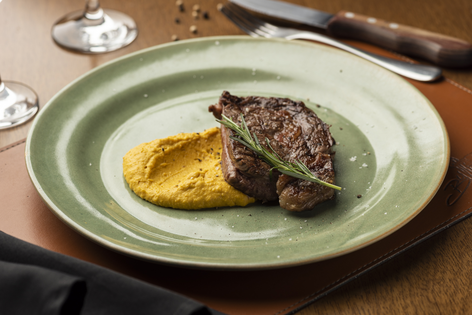 Bife ancho com purê de abóbora, uma das atrações das três unidades da Bull Prime Carnes Nobres. Bife ancho com purê de abóbora, uma das atrações das três unidades da Bull Prime Carnes Nobres.