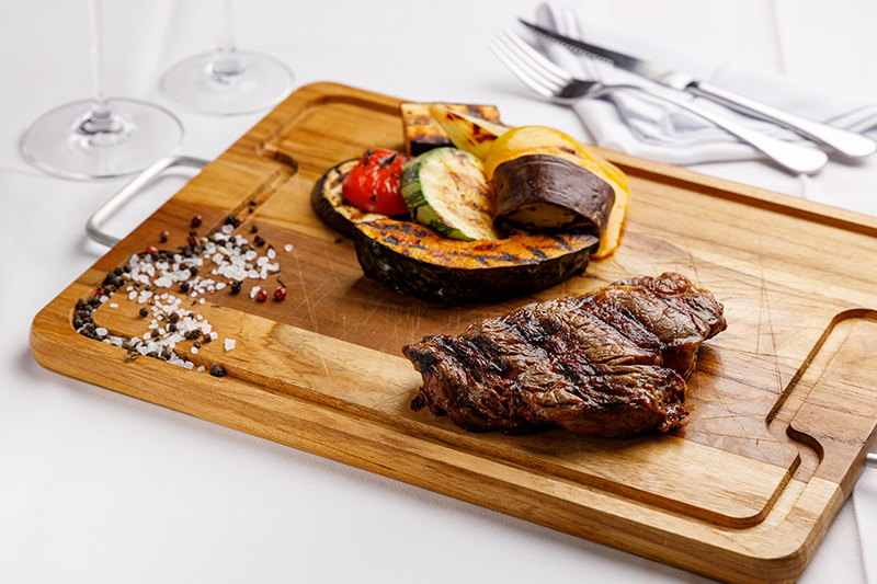 O steak que leva o nome da tradicional casa de churrasco de Curitiba é servido com parrilla de legumes no Saanga Grill. O steak que leva o nome da tradicional casa de churrasco de Curitiba é servido com parrilla de legumes no Saanga Grill.