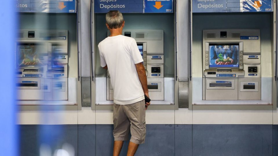 PF faz operação contra grupo especializado em furtos nos caixas eletrônicos Segundo a Polícia Federal, os criminosos fisgavam envelopes com valores depositados nos caixas eletrônicos de agências bancárias.