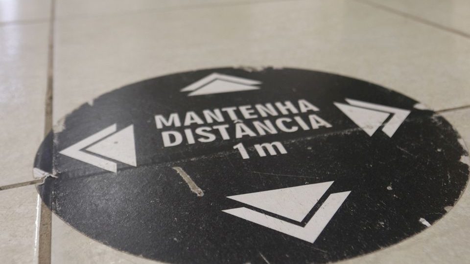 Fim do distanciamento em filas de Curitiba será votado com urgência na Câmara Fim da exigência do distanciamento social em filas será votado na Câmara de Curitiba.