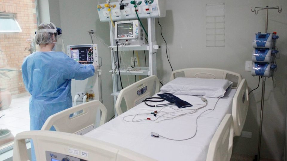 Mortes por Covid em Curitiba devem zerar até início de dezembro, estima prefeitura Leito de UTI usado no tratamento da Covid-19 em Curitiba