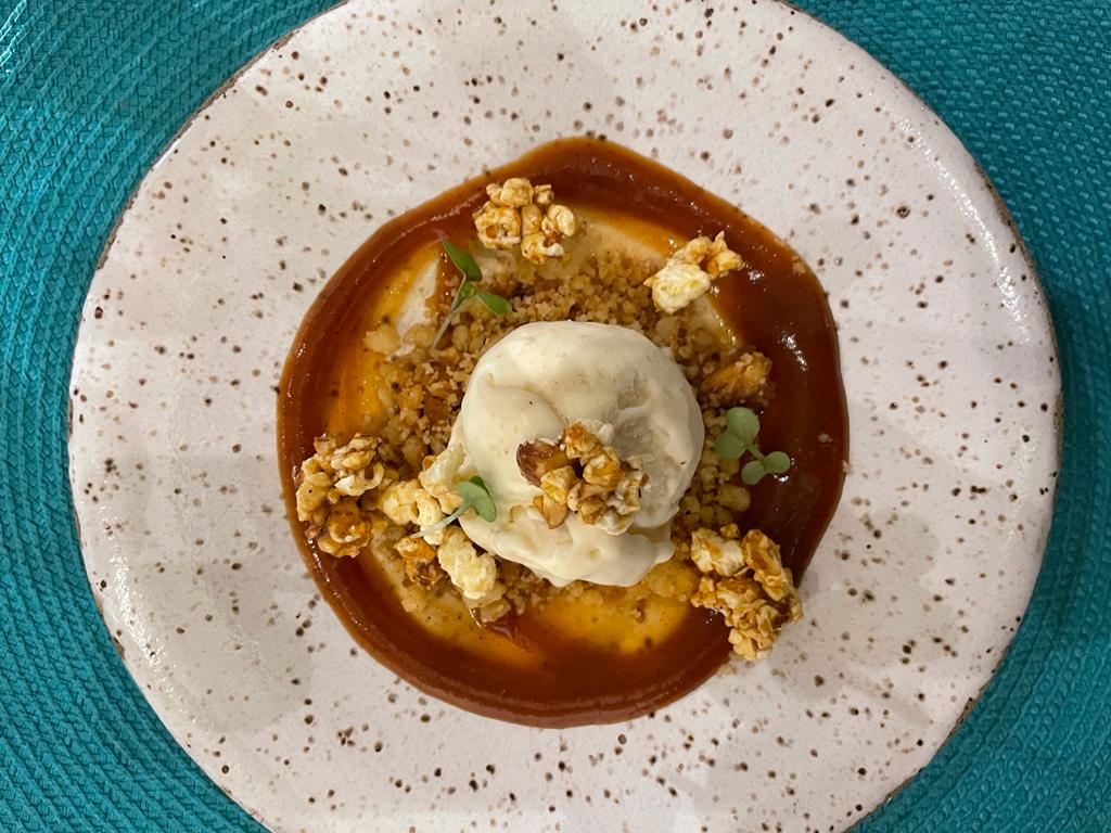 O sorvete de pipoca com calda de caramelo salgado é assinado por Raquel Villalba.
