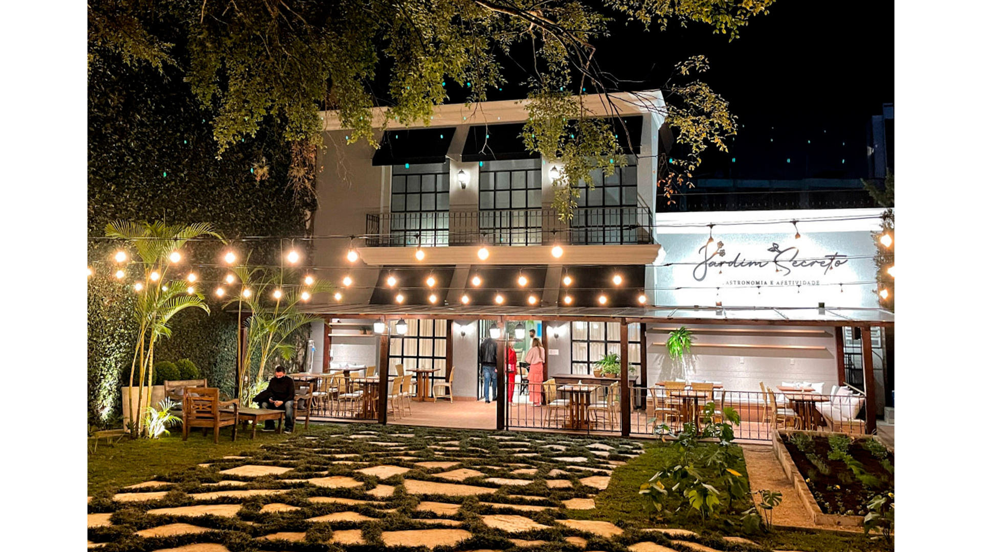 Jardim Secreto, no Batel, está chamando atenção dos curitibanos por seu espaço bem decorado, com iluminação da Ideally