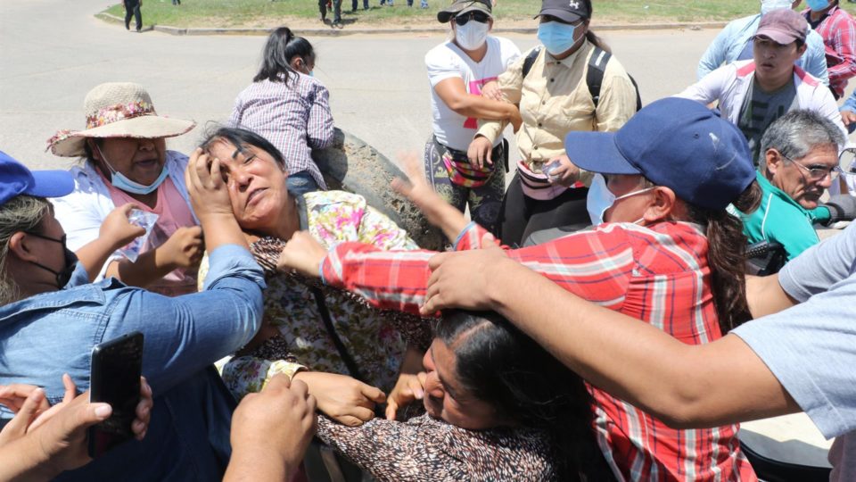 Governo da Bolívia manda reforço policial a protestos em terceiro dia de greve geral Manifestantes pró e contra o governo da Bolívia se enfrentam no segundo dia de greve geral que exige a revogação de uma lei, em Santa Cruz, Bolívia, 9 de novembro