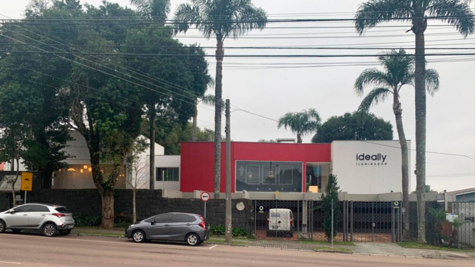 A loja começou de maneira informal, na sala da casa do pai de Soraya — que hoje é toda ocupada pelo showroom da Ideally Iluminação